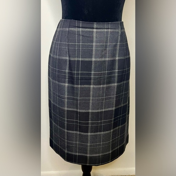 100% wool skirt. Amanda Smith plaid wool skirt, lined. Gray/black size 10 EUC - Picture 2 of 9